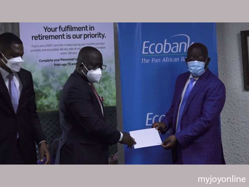 Ecobank Ghana presents a dividend of GHS28.8 million to SSNIT