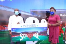 StanChart presents prize to ultimate winner of ‘Bank more score more’ campaign